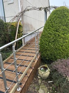Rampe d’accès en bois avec garde-corps sécurisés.
