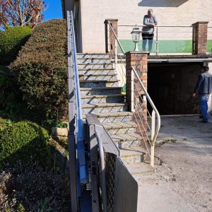 Escalier extérieur avec main courante