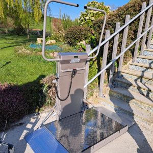 Plateforme élévatrice extérieure pour fauteuil roulant