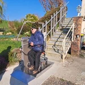 Plateforme élévatrice extérieure pour fauteuil roulant